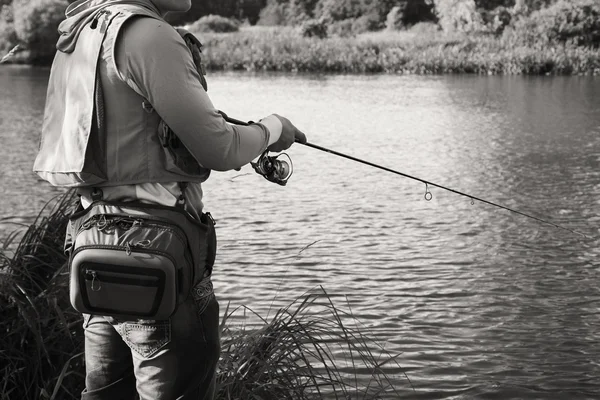 Pescatore sulla riva del fiume . — Foto Stock