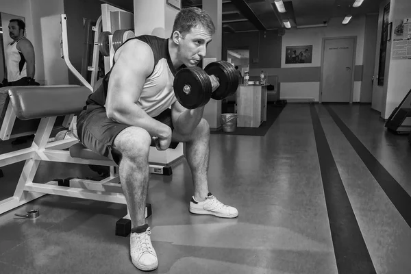 Adam dumbbells ile çalışmaları yapan — Stok fotoğraf