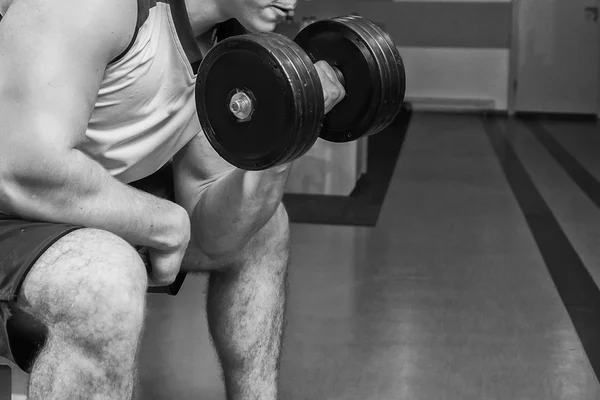 El hombre hace ejercicios con pesas —  Fotos de Stock