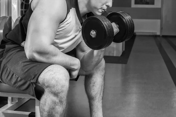 Adam dumbbells ile çalışmaları yapan — Stok fotoğraf