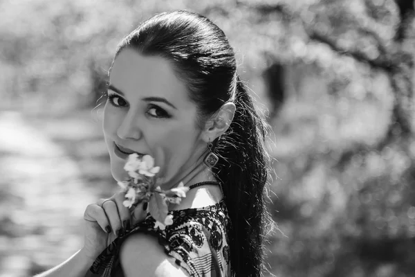 Chica en el jardín — Foto de Stock