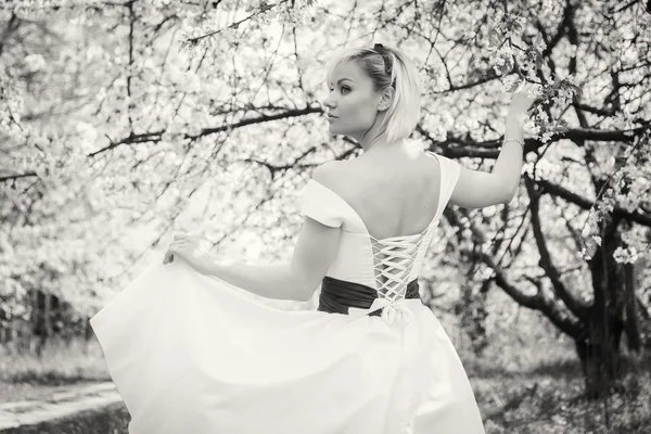 Chica disfrutando de la naturaleza . — Foto de Stock