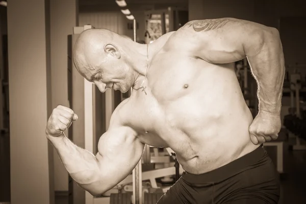 Muscular man bodybuilder — Stock Photo, Image