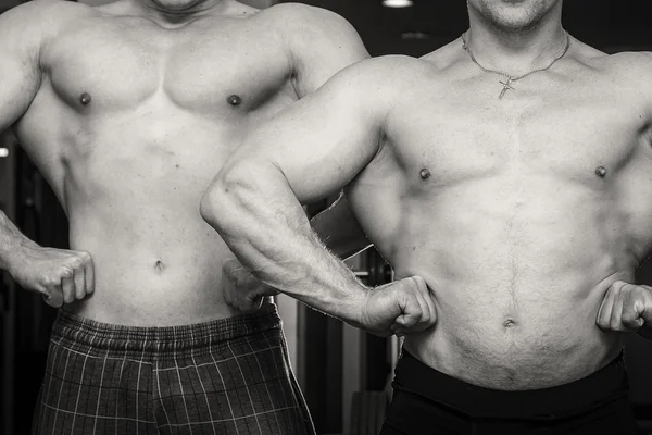 Zwei Bodybuilder, die Muskeln zeigen — Stockfoto
