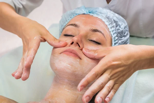 Girl at spa salon — Stock Photo, Image