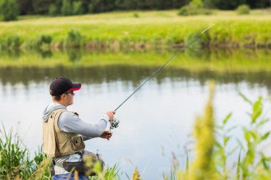 Nehir kıyısındaki balıkçı.