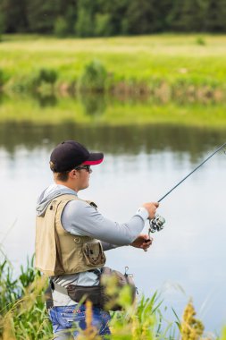 Nehir kıyısındaki balıkçı.