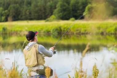 Nehir kıyısındaki balıkçı.