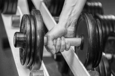 Dumbbell tutarak eller.