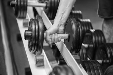 Dumbbell tutarak eller.