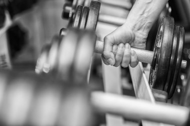 Dumbbell tutarak eller.