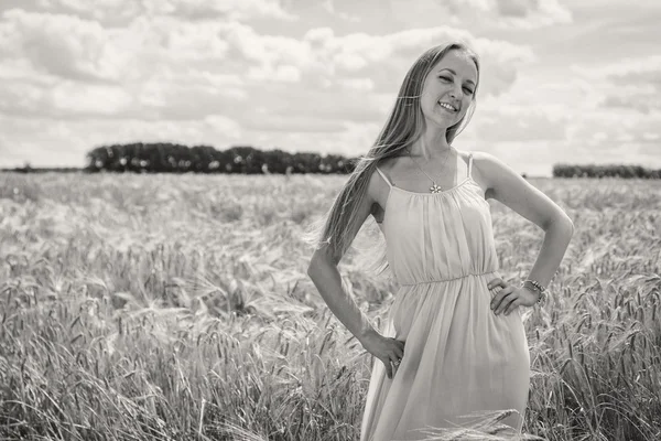 Vrouw op aard achtergrond — Stockfoto