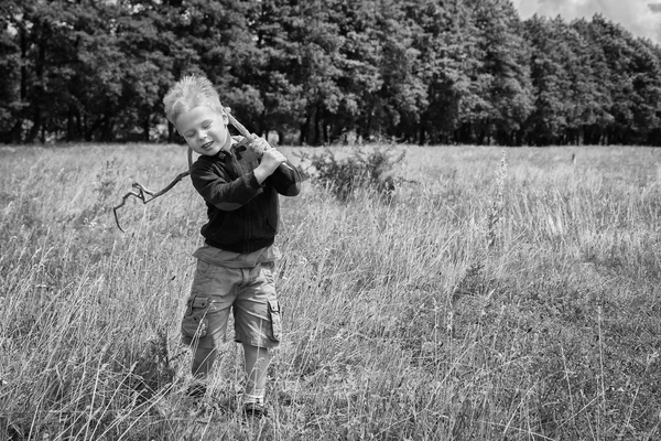 Маленький мальчик в поле — стоковое фото