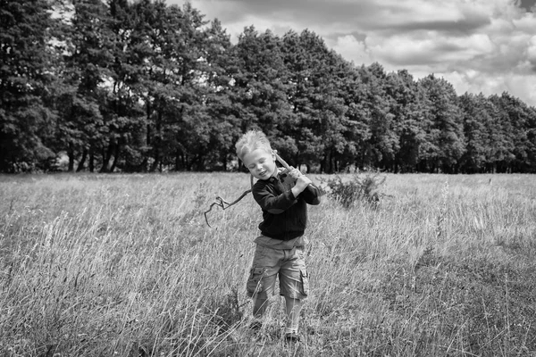 Liten pojke på ett fält — Stockfoto