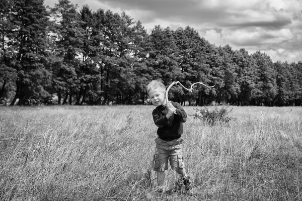 Malý chlapec na poli — Stock fotografie