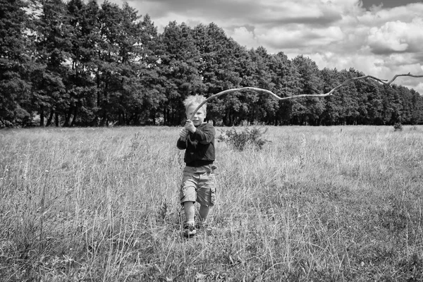 Μικρό αγόρι σε ένα χωράφι — Φωτογραφία Αρχείου