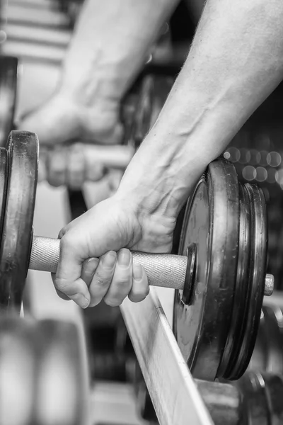 Händer med hantel. — Stockfoto