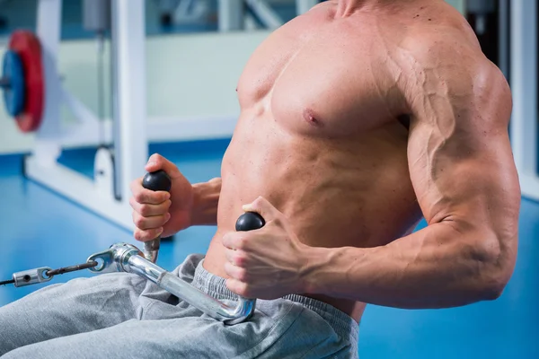 Entrenamiento de hombre en simulador —  Fotos de Stock