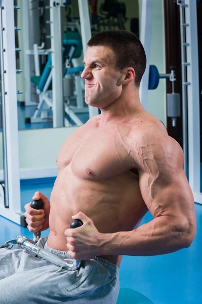 Muskulös man träna med vikter — Stockfoto