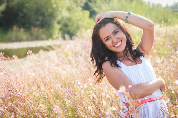 Bruna donna nel campo estivo — Foto Stock