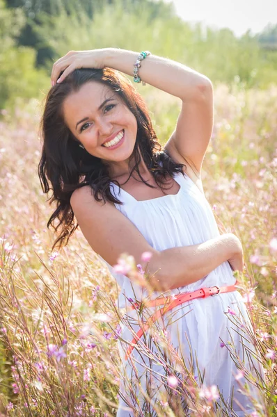 Mulher morena no campo de verão — Fotografia de Stock