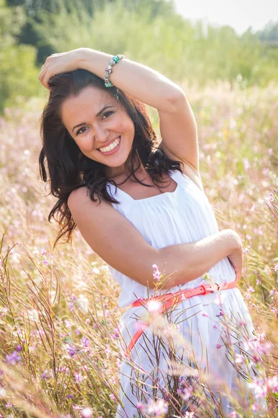 Brunette woman in summer field — Stock Photo, Image