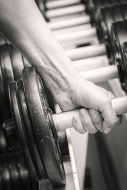 el bir dumbbell tutarak.