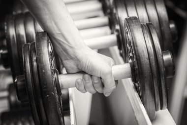 el bir dumbbell tutarak.