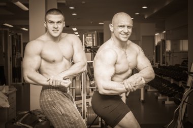 İki bodybuilders kas gösteren
