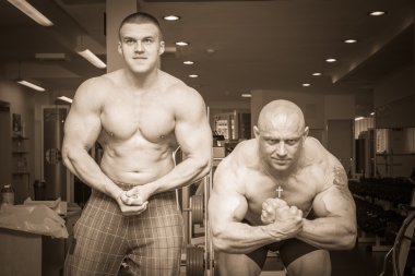 İki bodybuilders kas gösteren