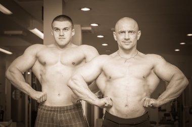 İki bodybuilders kas gösteren