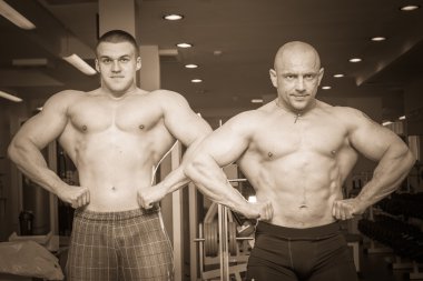 İki bodybuilders kas gösteren