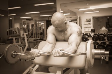 Spor salonunda çalışan adam.