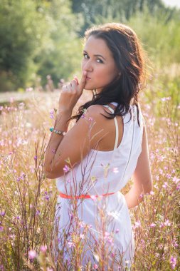 esmer kadın yaz alanında.