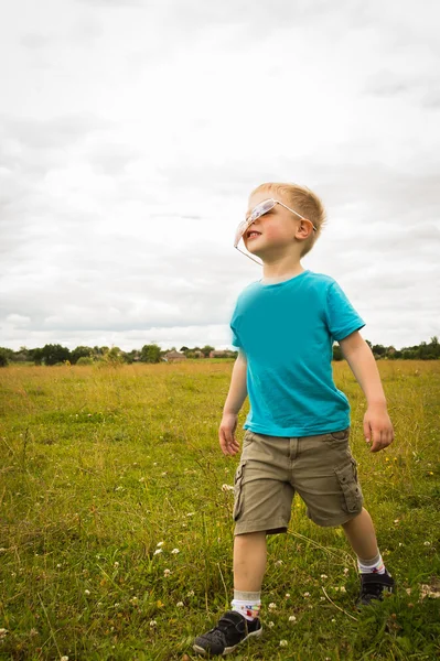 Niño joven con gafas de sol . —  Fotos de Stock