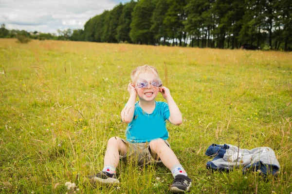 Young boy wearing sunglasses. — Stock Photo, Image