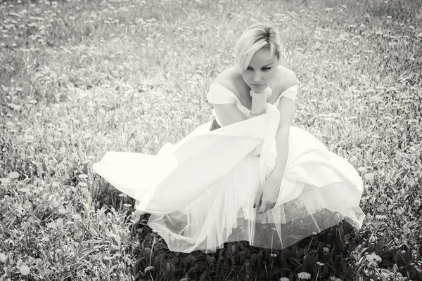 Ragazza godendo la natura . — Foto Stock