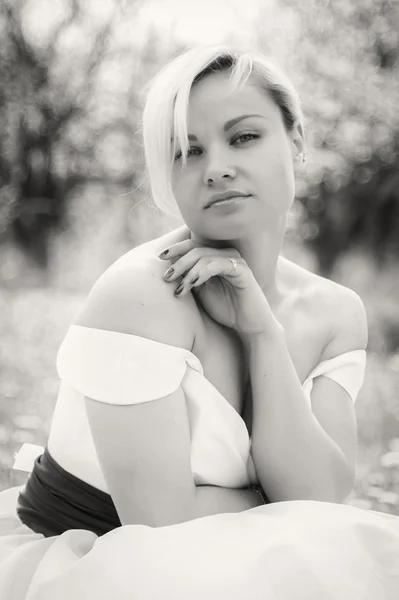 Chica disfrutando de la naturaleza . — Foto de Stock