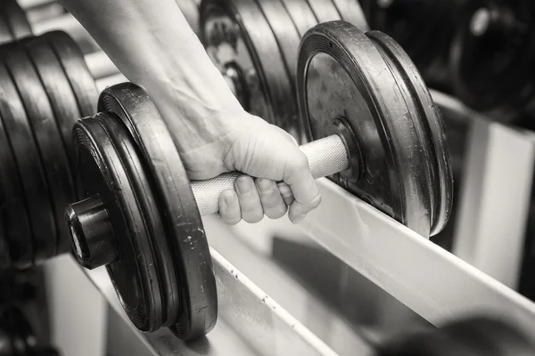 El bir dumbbell tutarak. — Stok fotoğraf