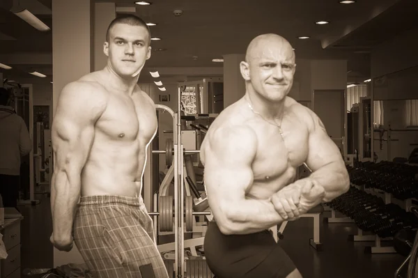 Twee bodybuilders demonstreren spieren — Stockfoto