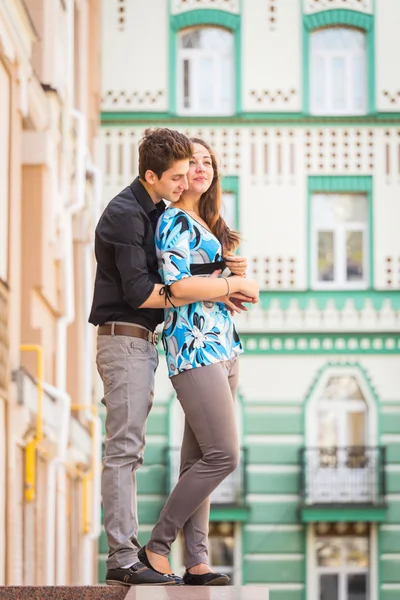 Pareja enamorada, abrazándose en la calle — Foto de Stock