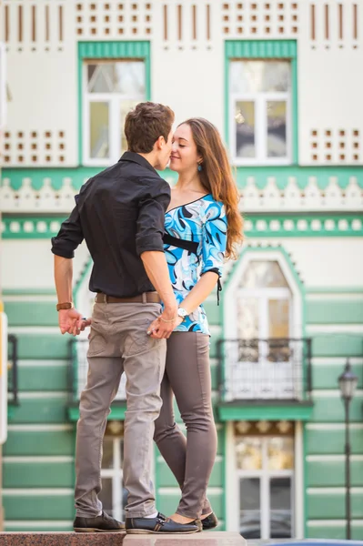 Couple hugging and kissing — Stock Photo, Image