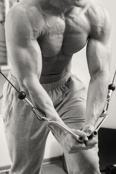 Hombre en el gimnasio — Foto de Stock