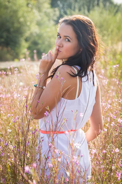 esmer kadın yaz alanında.