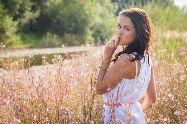 Mulher morena no campo de verão . — Fotografia de Stock