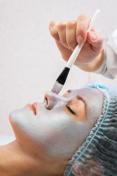 Facial treatment in spa salon — Stock Photo, Image