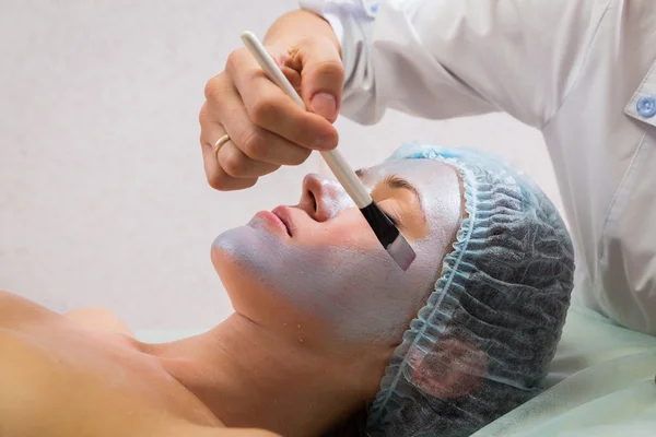 Facial treatment in spa salon — Stock Photo, Image