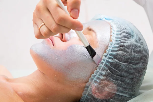 Tratamento facial no salão de spa — Fotografia de Stock