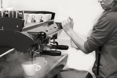 kapuçino yapıyor kadın