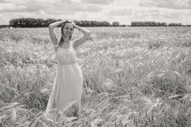 Bayan buğday alanında.